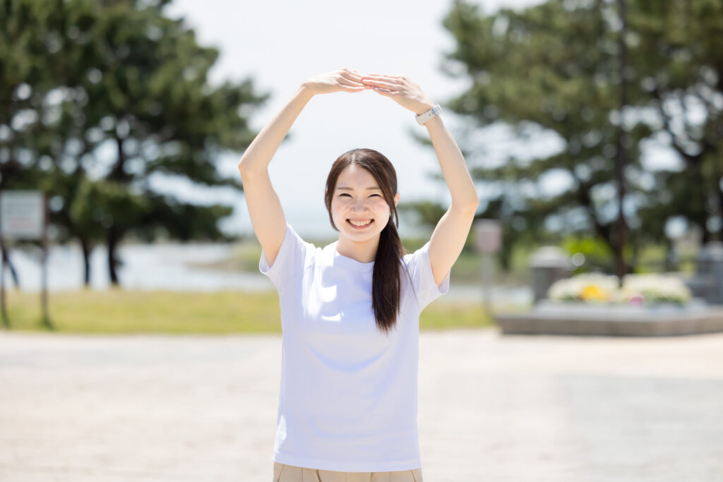 OKサインをする女性