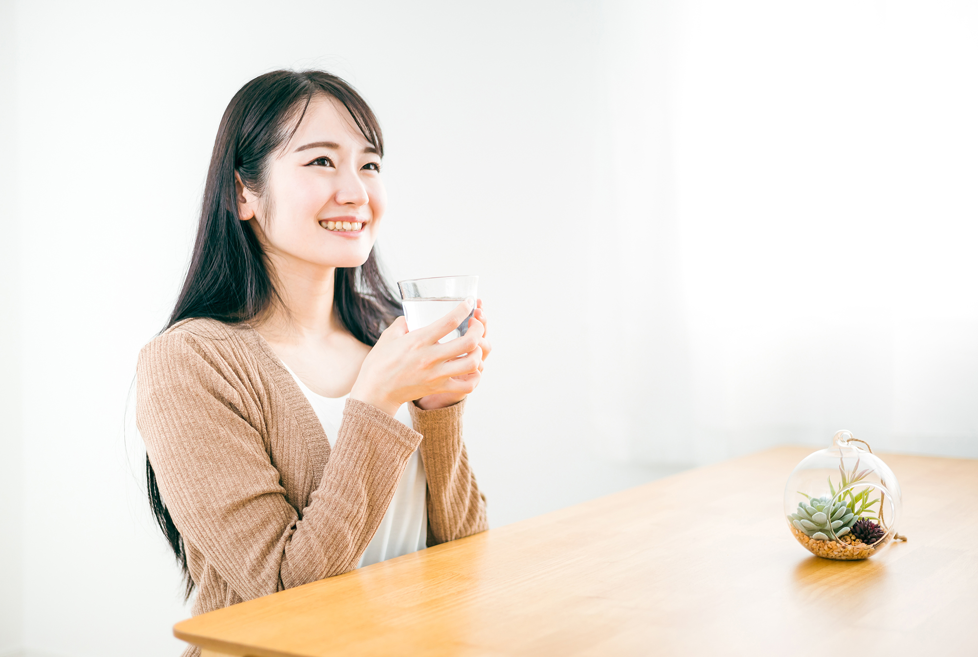 白湯を飲む女性